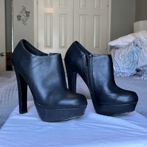 Steve Madden size 6 bootie platform heels